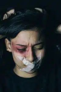 Les violences conjugales: pourquoi une femme reste auprès d'un partenaire violent. 