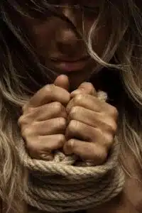 Les violences conjugales : pourquoi une femme reste auprès d'un partenaire violent? 