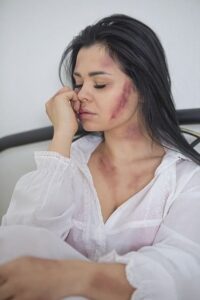 Les violences conjugales: pourquoi une femme reste auprès d'un partenaire violent?