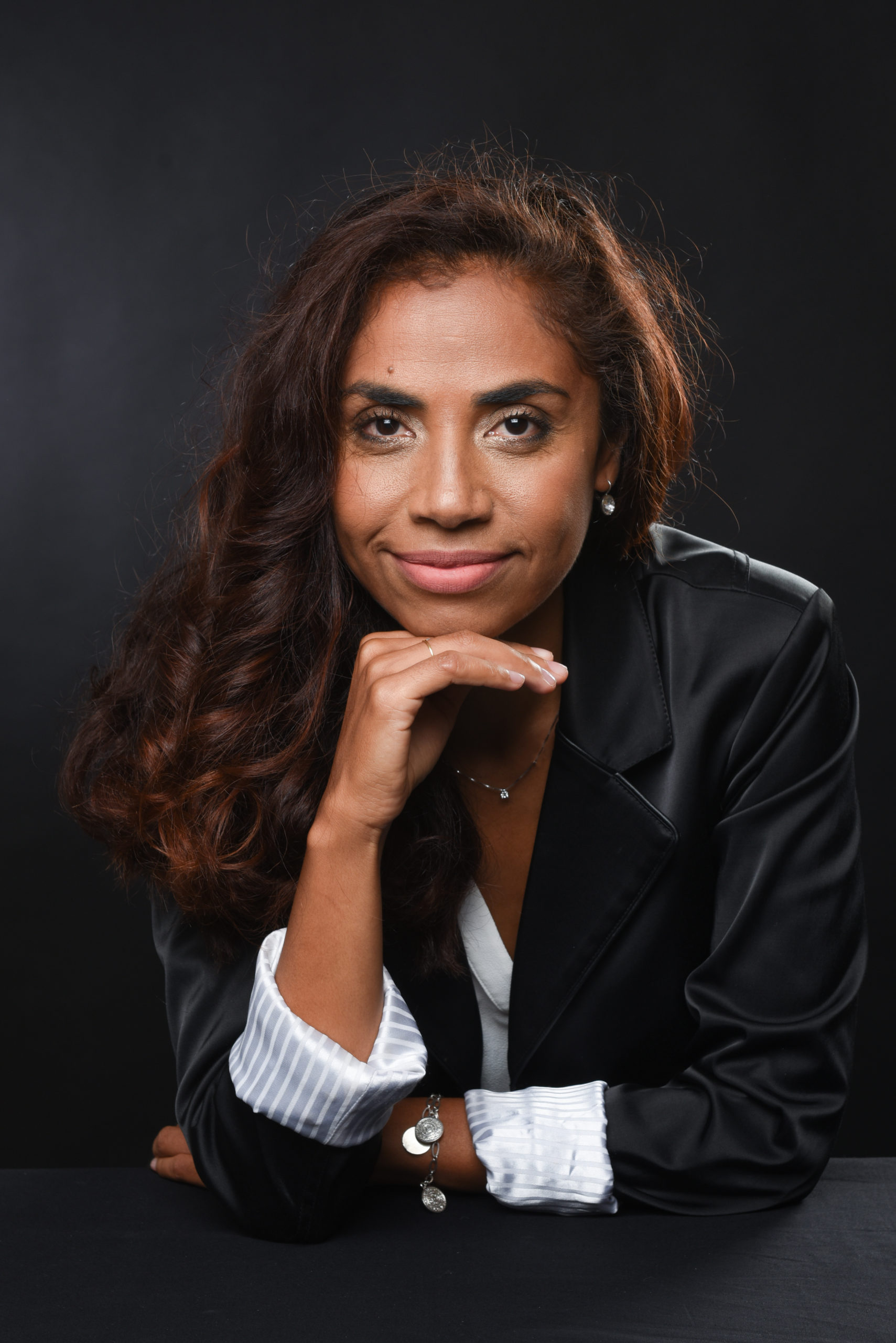 Portrait professionnel de Joéline Andriana, Docteure en psychologie, illustrant son expertise scientifique et son approche humaine pour les leaders et organisations.