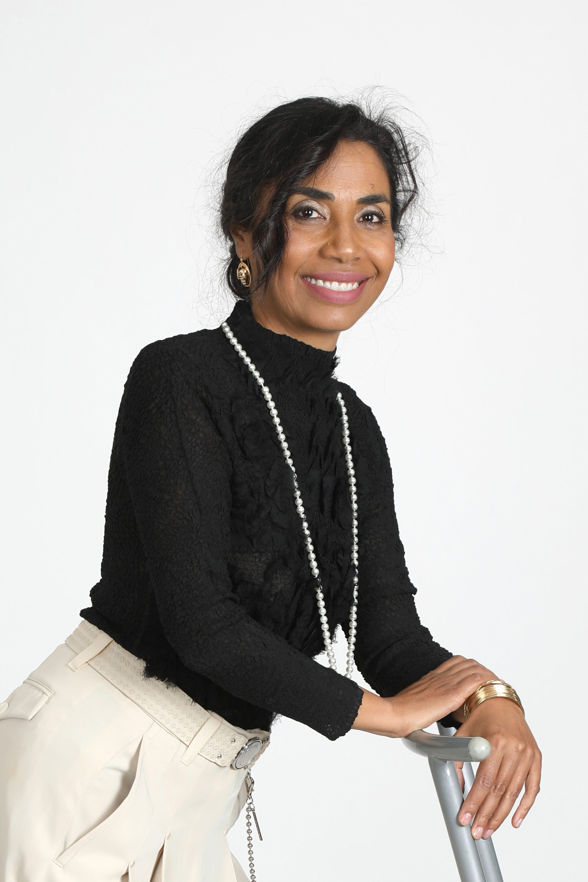 Portrait professionnel du Dr Joéline Andriana, Docteur en Psychologie Sociale, pour sa page dédiée aux interventions médias et distinctions. Elle pose avec assurance, reflétant son expertise de conférencière et d'auteure reconnue dans le domaine de la santé mentale et de la performance.