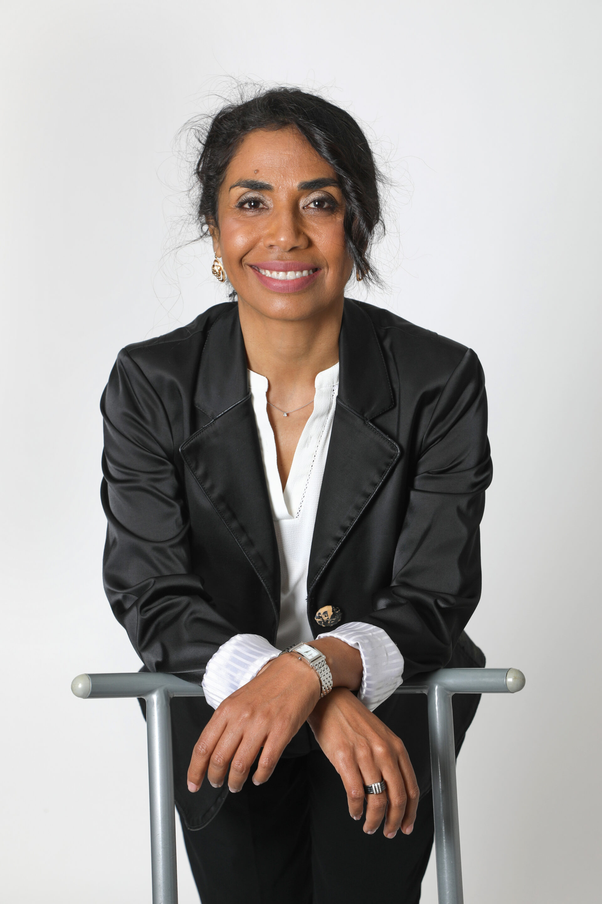 Portrait du Dr Joéline Andriana, experte en psychologie sociale et préparation mentale pour le sport. Elle pose avec un sourire encourageant, symbolisant l'accompagnement psychologique des athlètes pour optimiser la performance, la gestion du stress et la résilience en compétition.